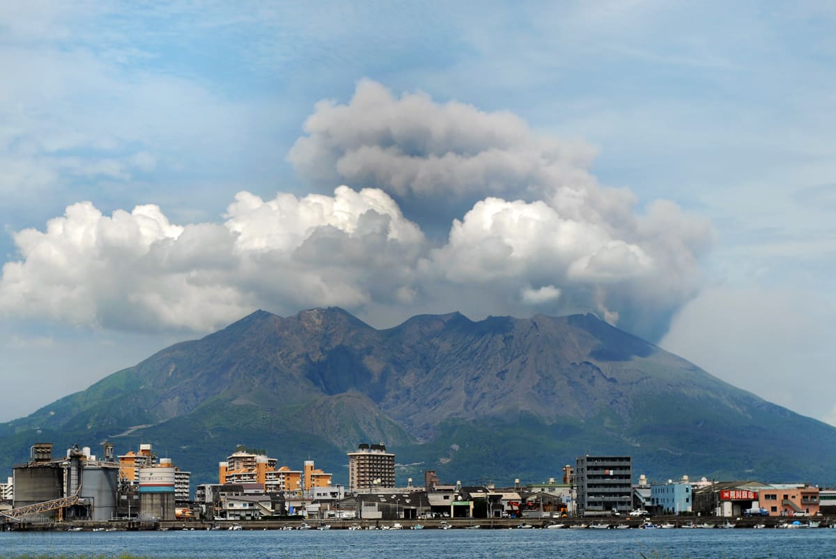 鹿兒島市區與對岸冒煙的櫻島活火山
