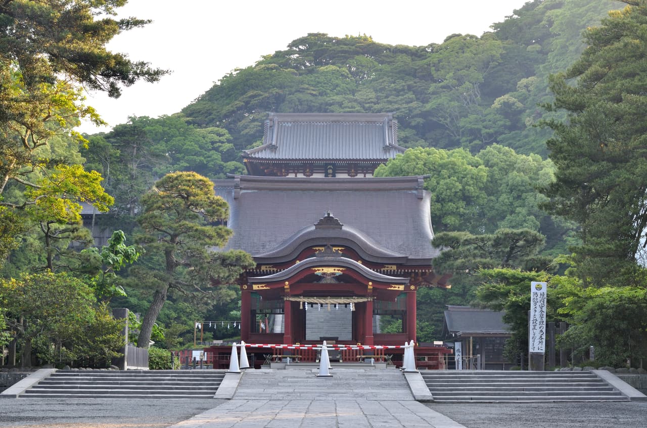 The vermilion torii and approach at Tsurugaoka Hachimangu shrine in Kamakura