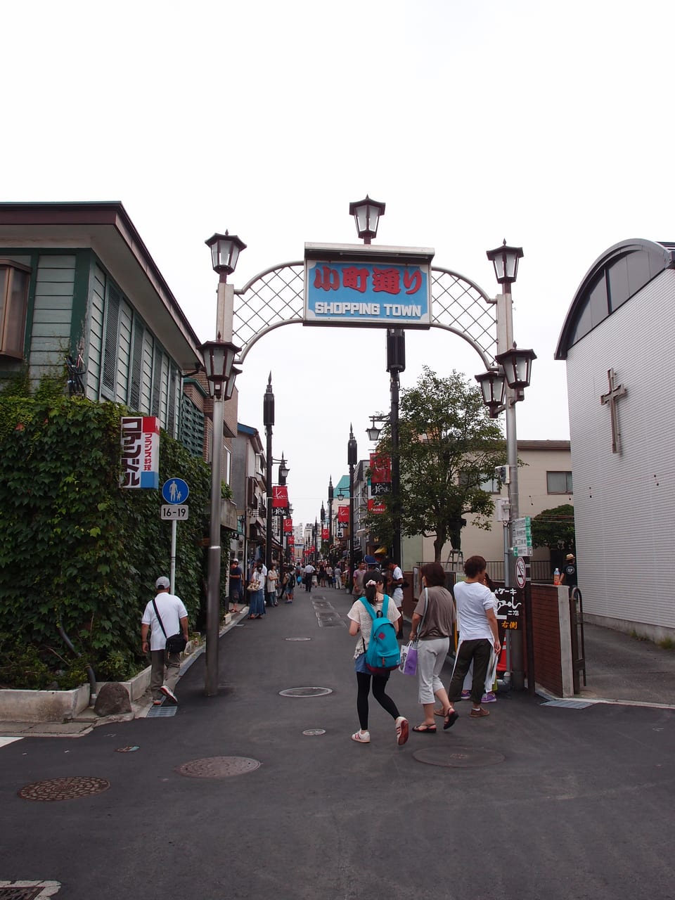 Komachi-dori shopping street in Kamakura lined with shops and crowds of visitors