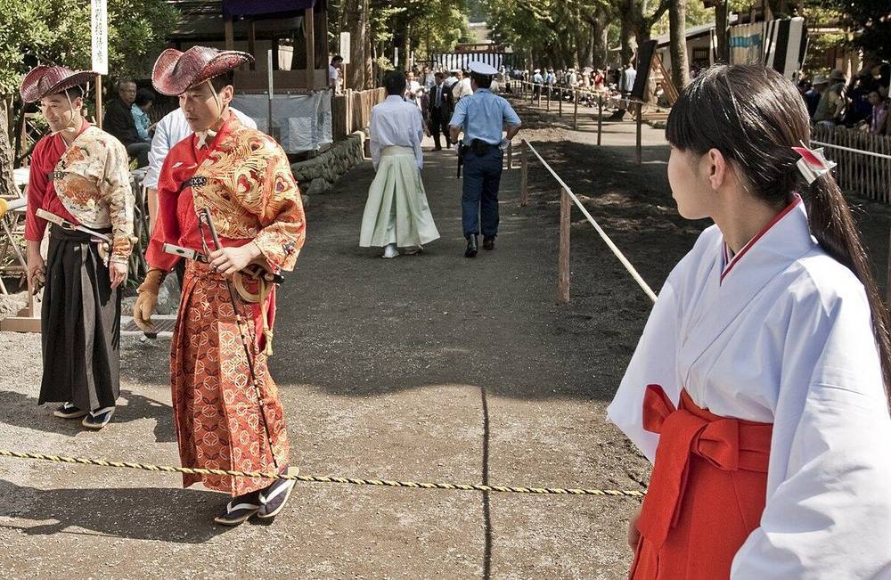 鎌倉流鏑馬神事,身著武士裝束的騎射手在馬場上策馬放箭
