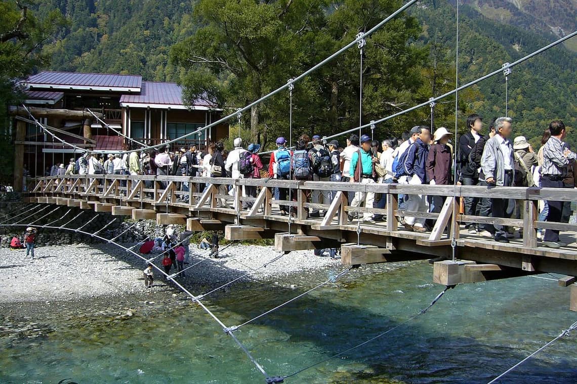 Kappabashi bridge in Kamikochi with the Hotaka mountain range behind