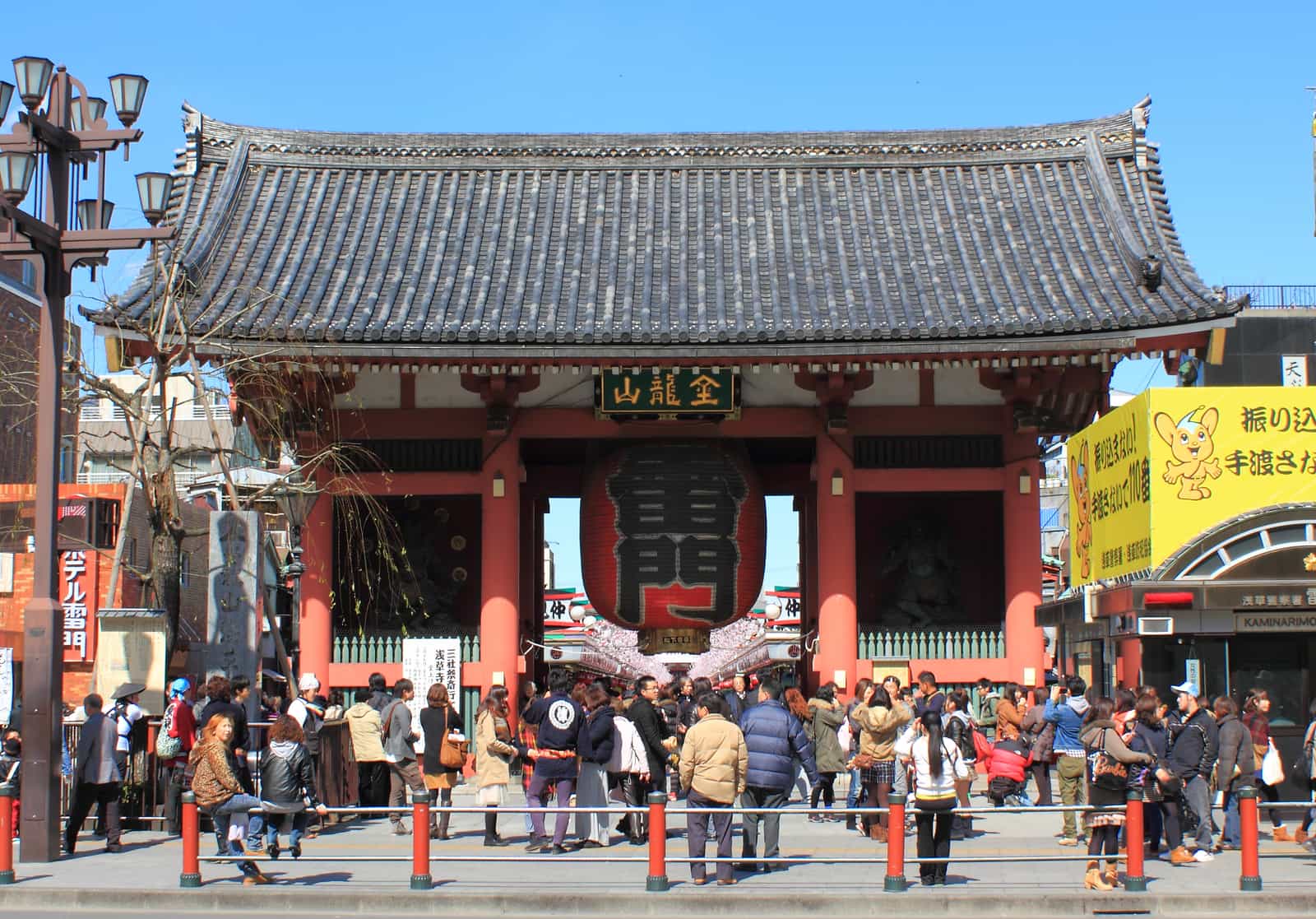 淺草寺雷門大紅燈籠與雷門匾額,門前人潮聚集