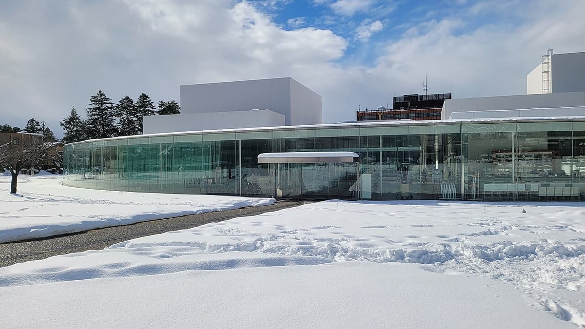金澤21世紀美術館的圓形玻璃建築