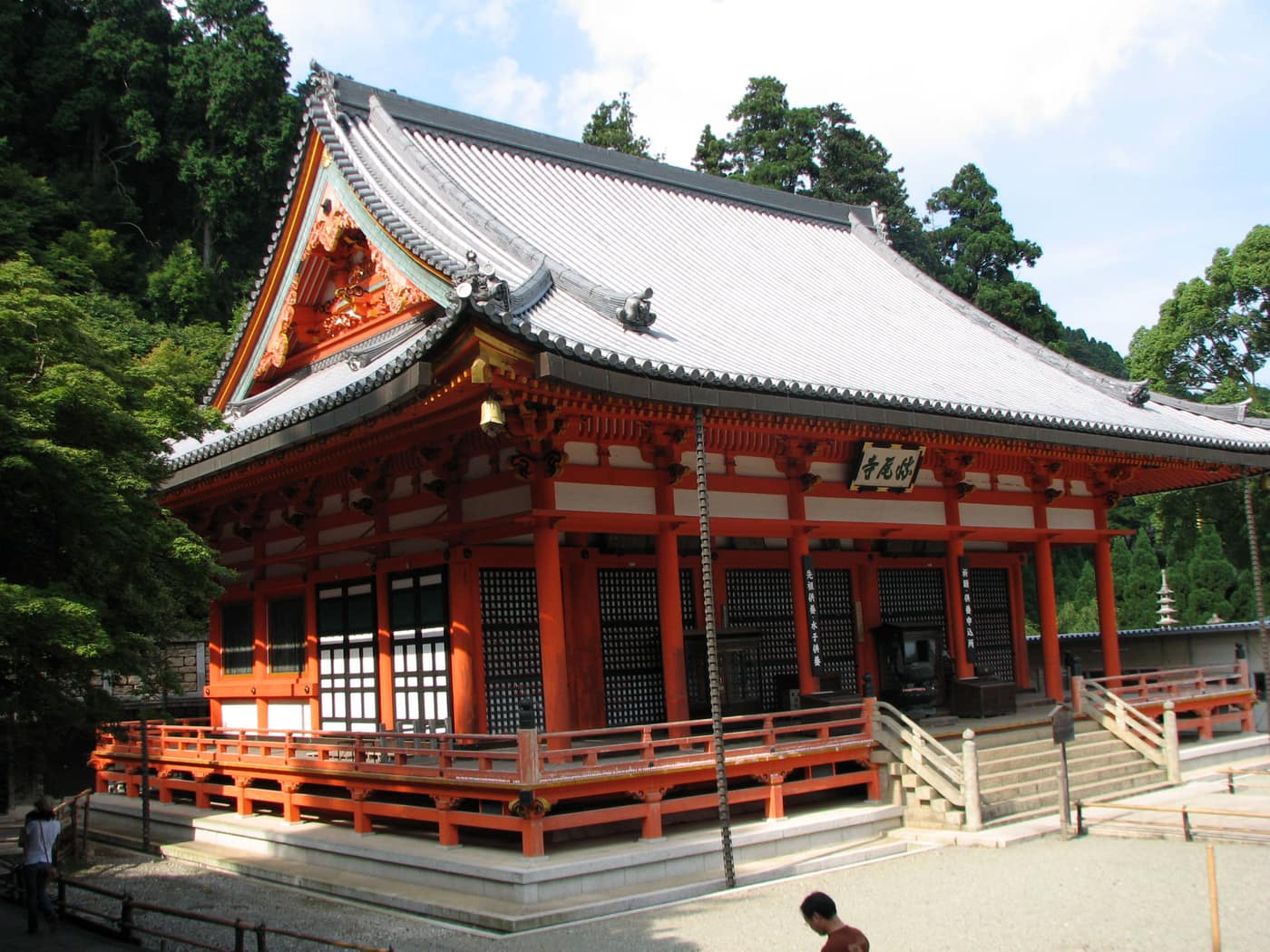 勝尾寺本堂正面全景，朱紅色殿宇座落在箕面山林之間
