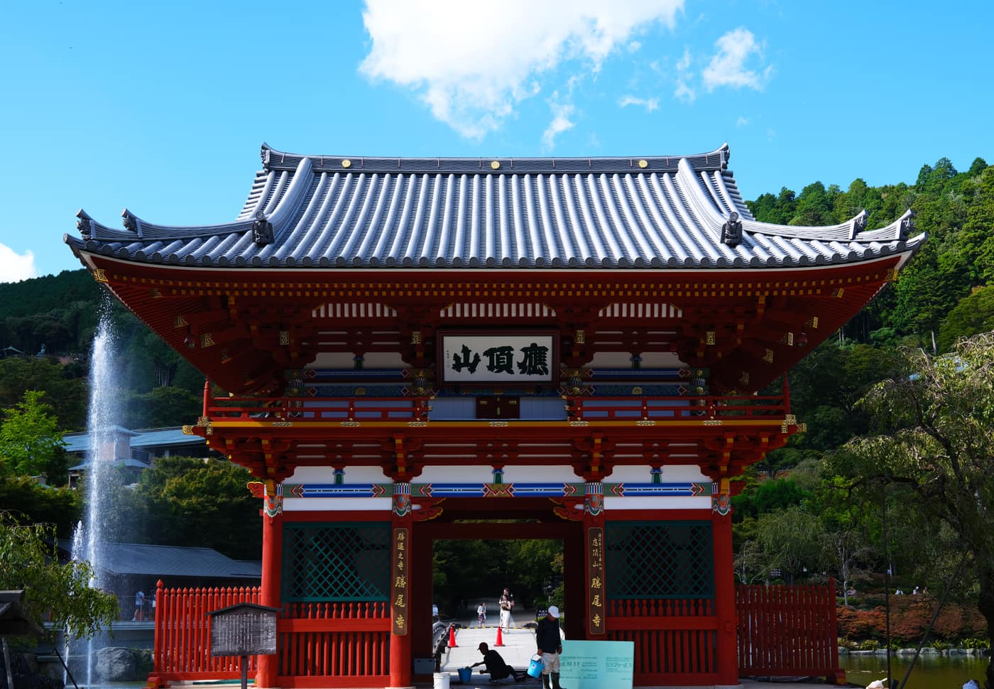 勝尾寺山門與前方水池，入山後第一個標誌性畫面