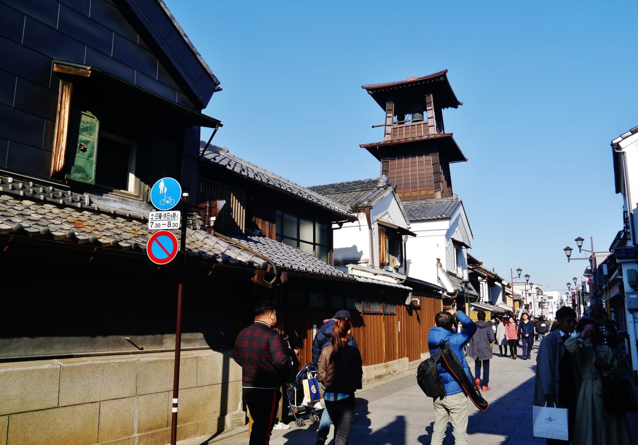 川越時之鐘木造鐘樓近景，江戶時代地標
