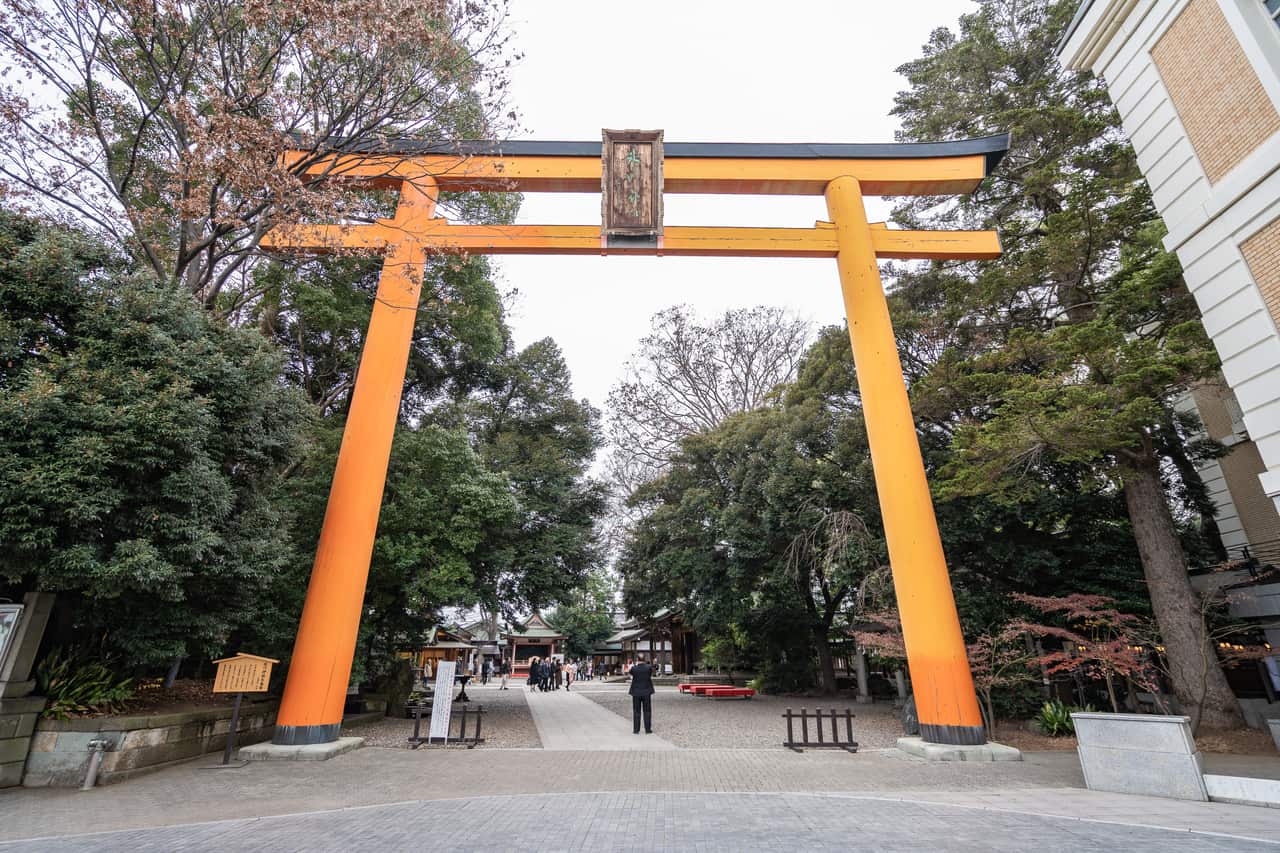 川越冰川神社境內的鳥居與參道