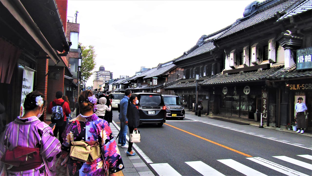 川越蔵造老街成排的黑瓦土藏商家建築