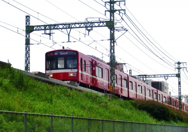 Keikyu Line red-livery train at Haneda Airport T3 station