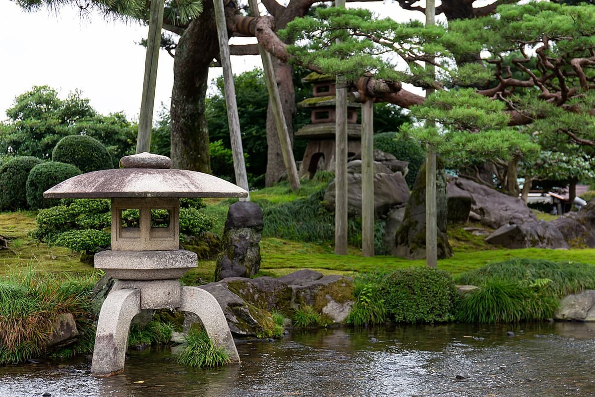 金澤兼六園日本庭園，霞之池與石燈籠