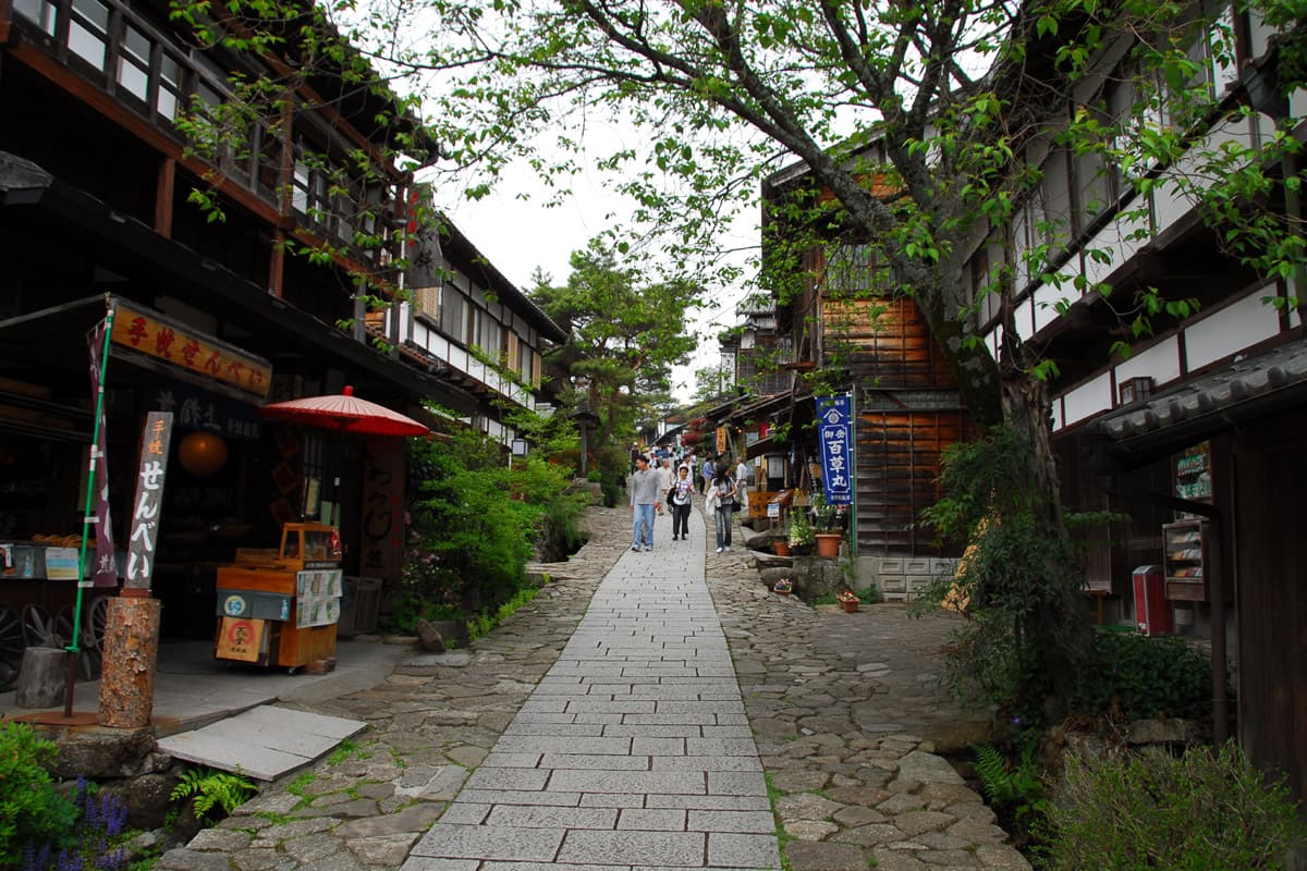馬籠宿沿山坡爬升的石板坡道與兩側商店