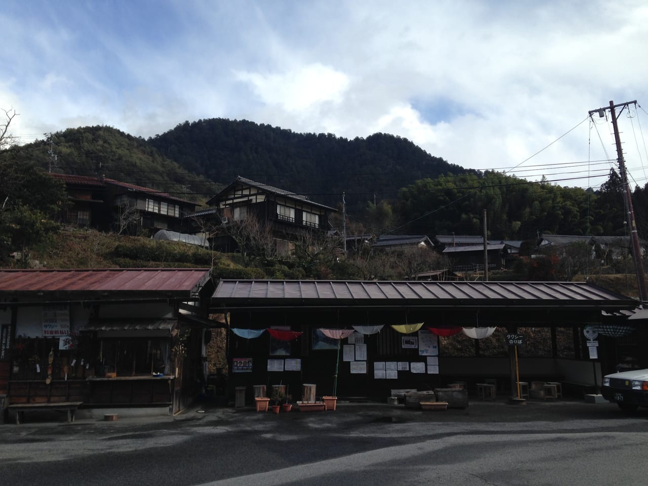 妻籠宿木造旅籠與出格子窗的街景細節
