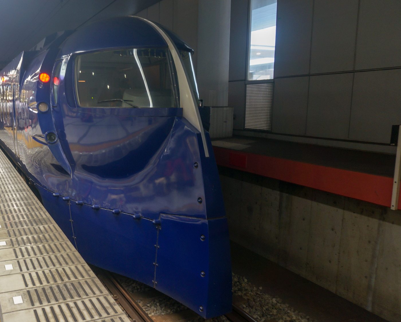 南海電鐵 50000 系 ラピート 停靠關西空港站月台，深藍色車頭與橢圓形駕駛室擋風玻璃