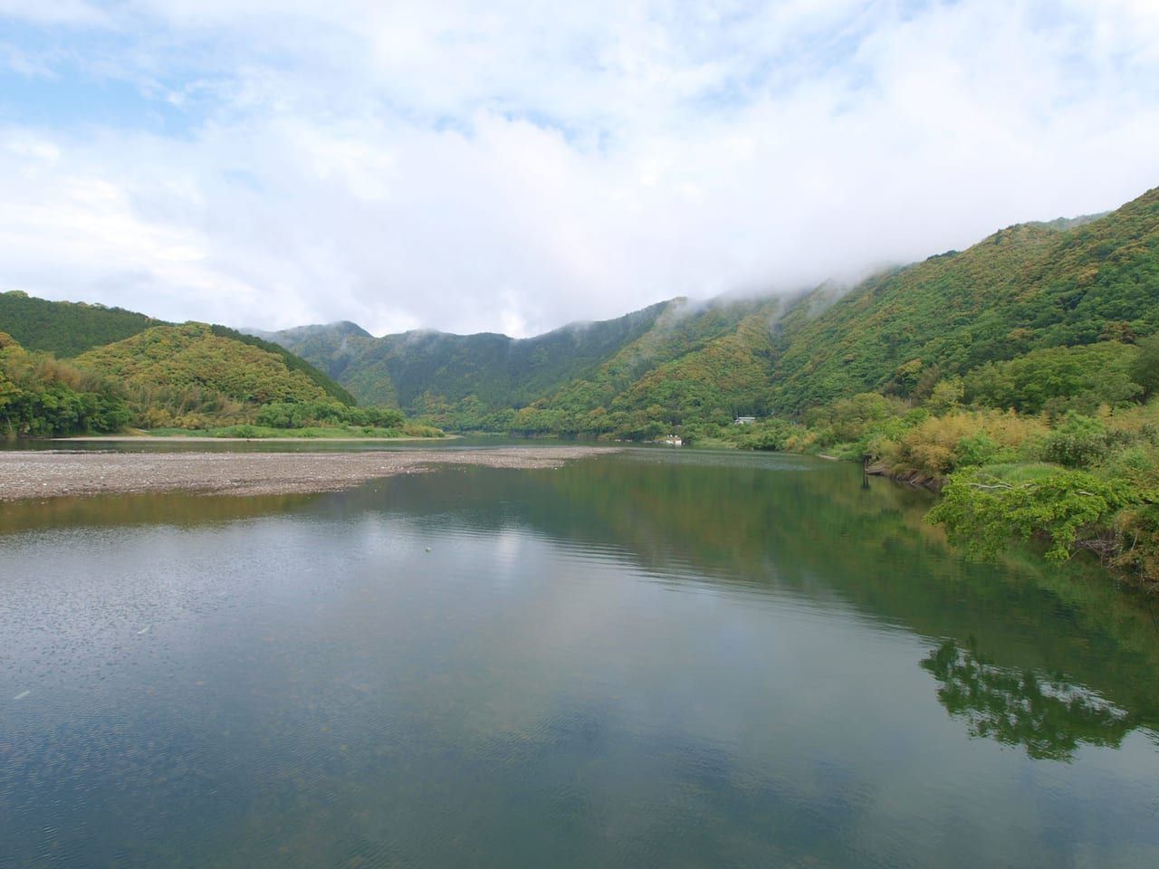 四万十川的沈下橋，無欄杆低矮橫跨清流河面
