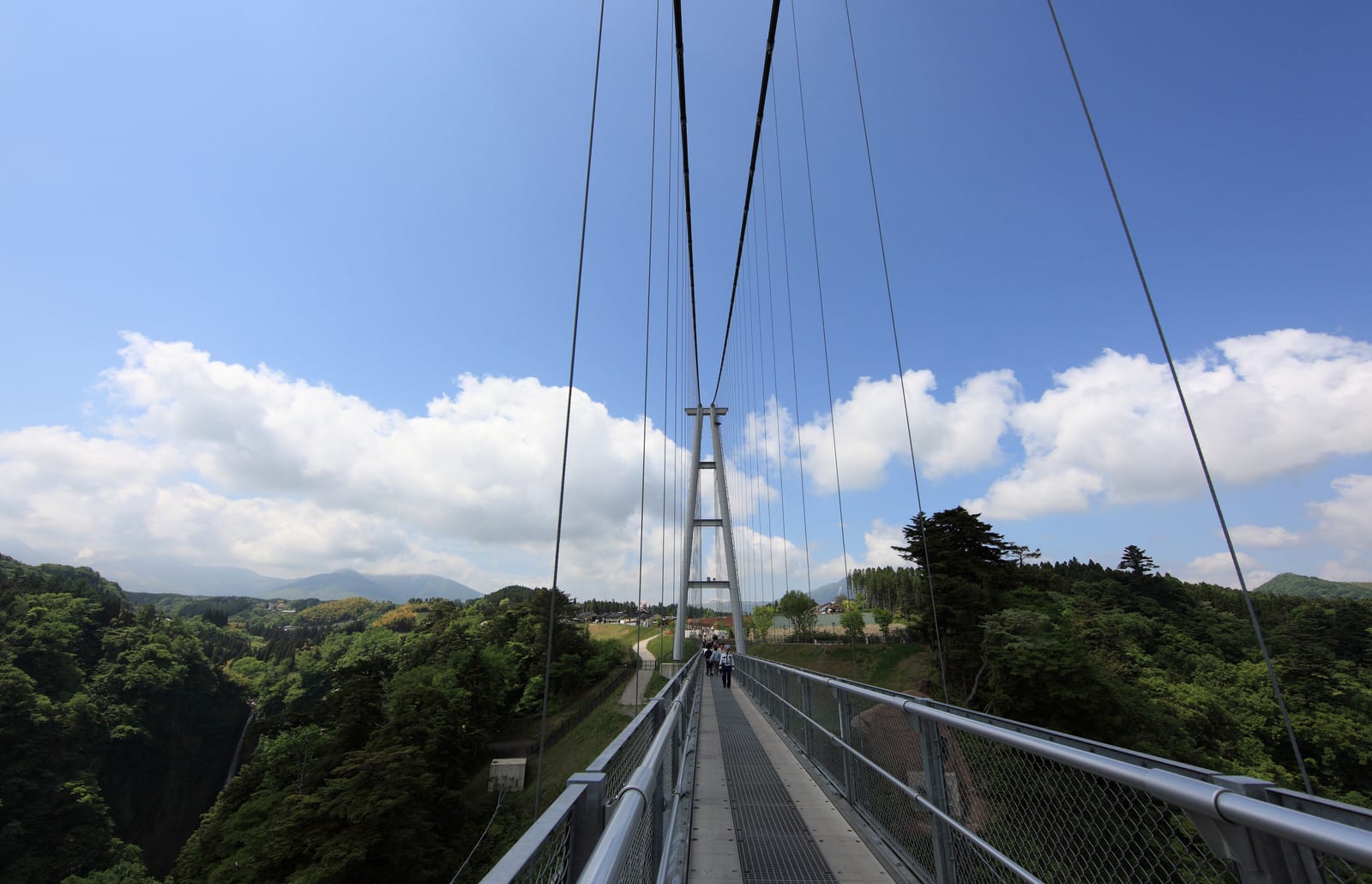 Another angle of the Kokonoe Yume Bridge structure, cables and towers running to the far side