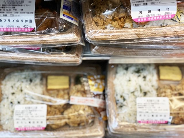 日本超商便當陳列：炸雞便當、幕之內、燒肉等多種選擇