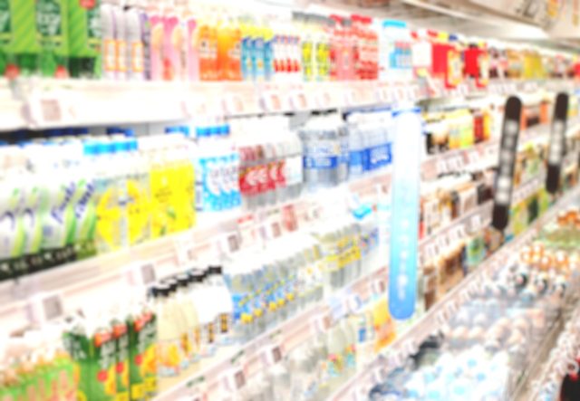 日本超商飲料冷藏櫃：限定可樂、茶飲、酒類、Calpis、優酪乳