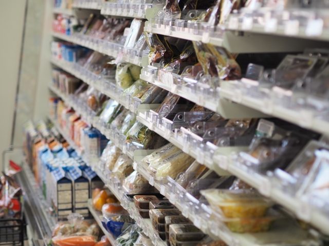 日本超商御飯糰陳列櫃：三角形塑膠包裝、明太子鮭魚等多種口味