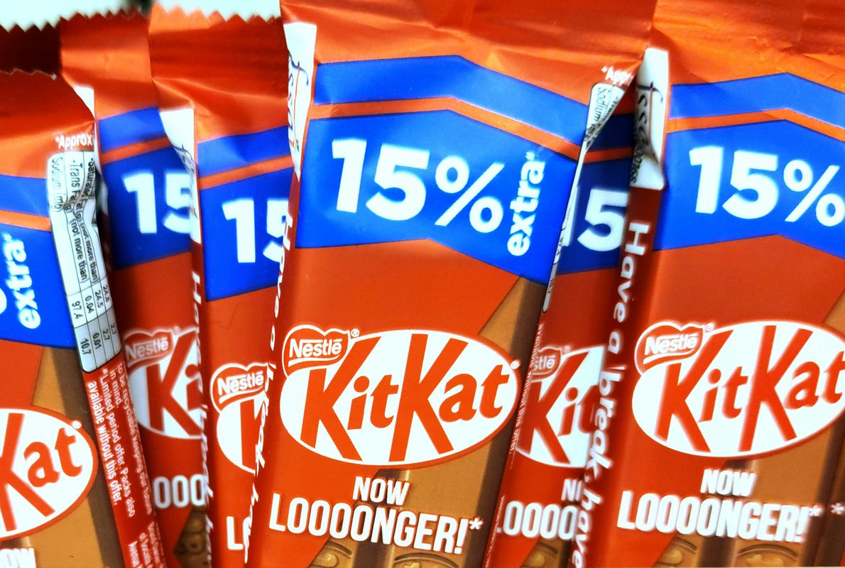 日本超商零食架：地區限定 KitKat、季節 Pocky、Calbee 等