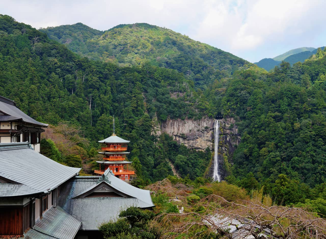 熊野那智大社青岸渡寺三重塔與背後 133 公尺的那智瀑布，世界遺產