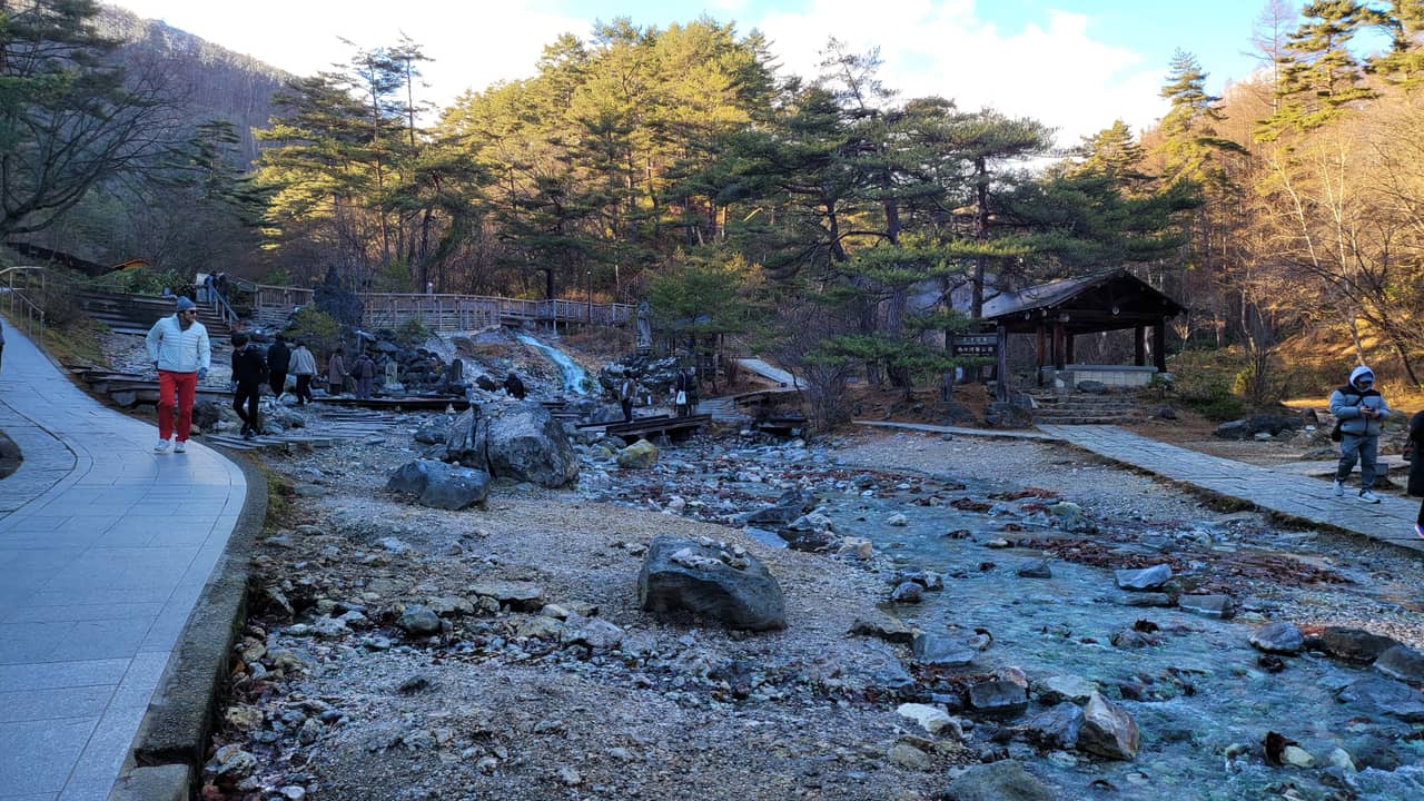 草津西之河原公園，溫泉流經園內