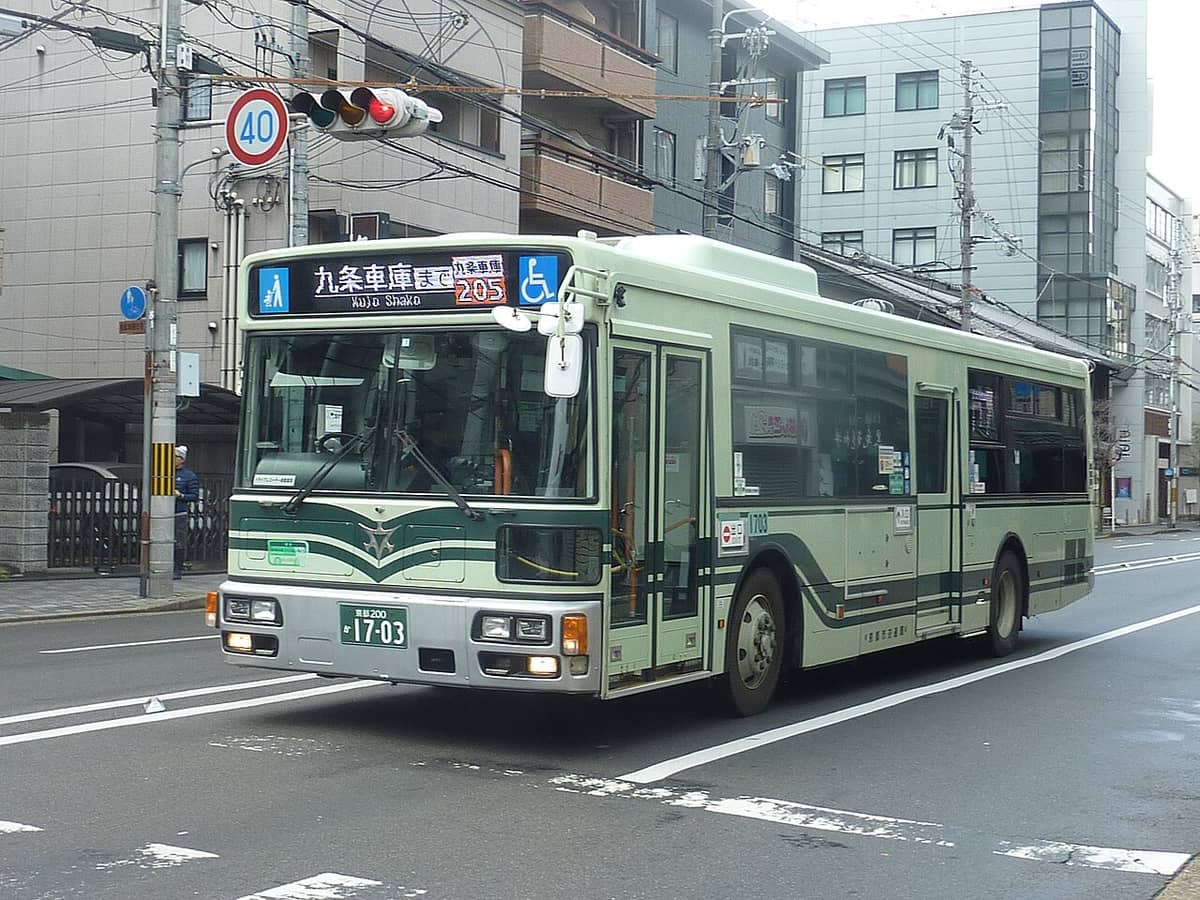 京都市營公車行駛於市區街道,是觀光客前往清水寺、金閣寺的主要交通工具