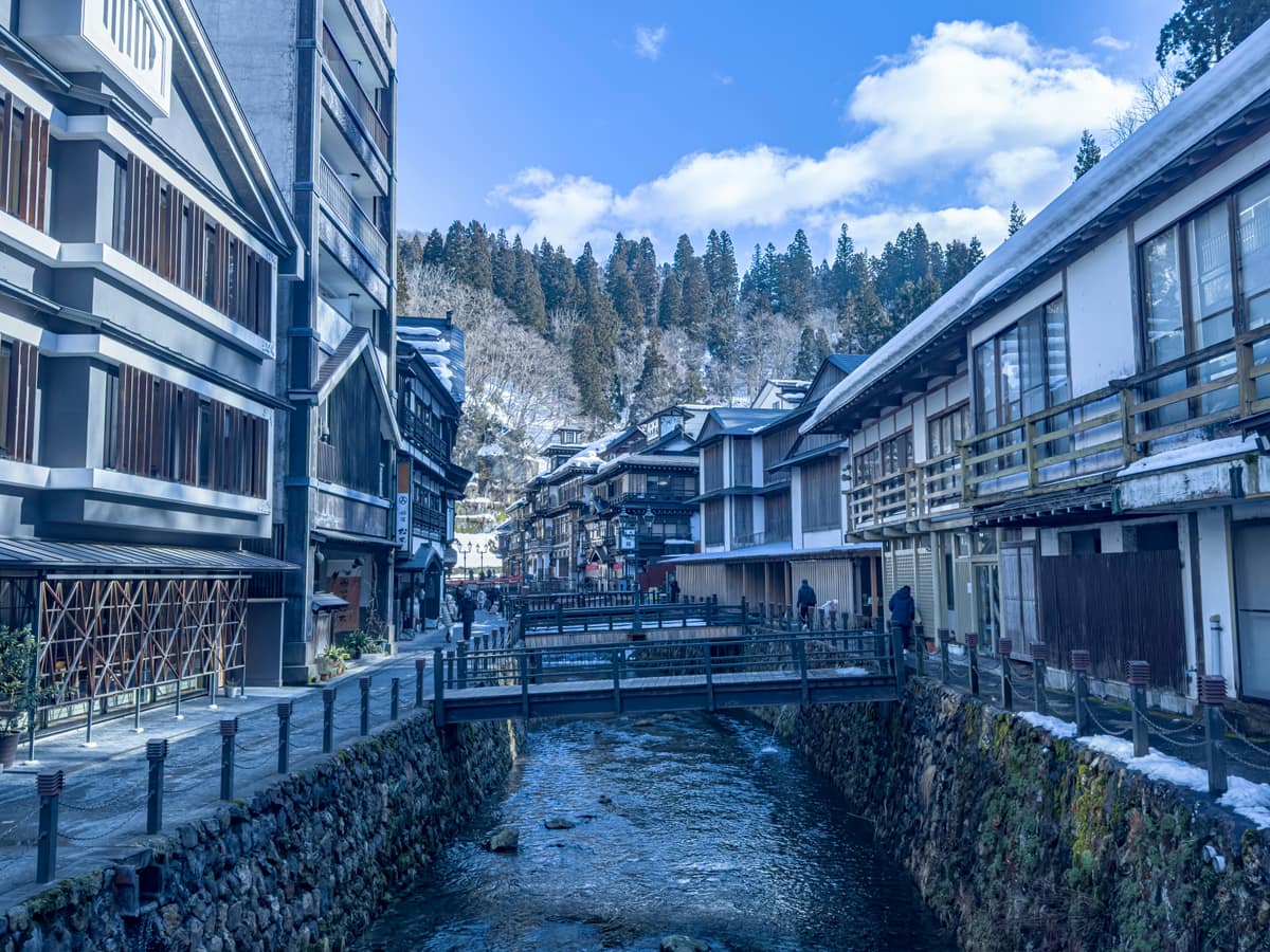 九州溫泉鄉冬季街景，傳統日式建築與溫泉煙霧