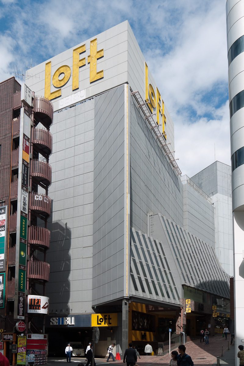 渋谷ロフト大樓外觀,樓頂與立面都是黃色 LOFT 招牌