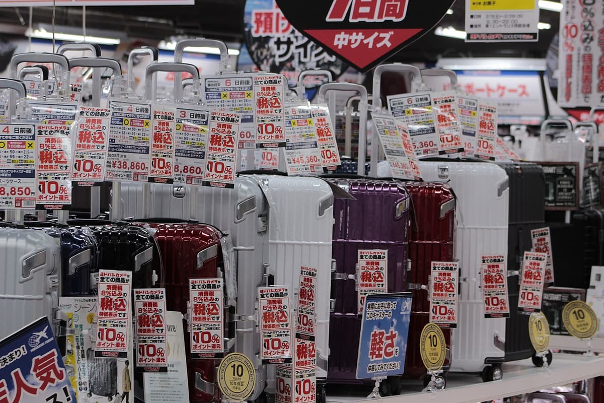 日本電器量販店內陳列的各式旅行行李箱,多城市旅行常見的大型托運行李