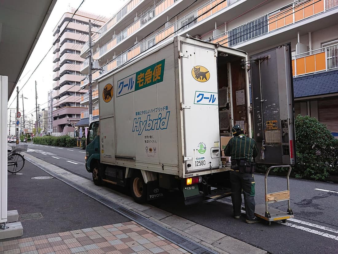 日本街頭的黑貓宅急便(Yamato Transport)貨車,日本旅客行李宅配寄送的主力業者