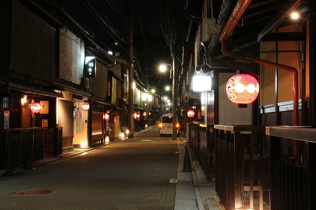 京都祇園夜晚的傳統町家街道,燈籠與木造建築,藝伎舞伎晚宴等獨家體驗多在這類町家內進行