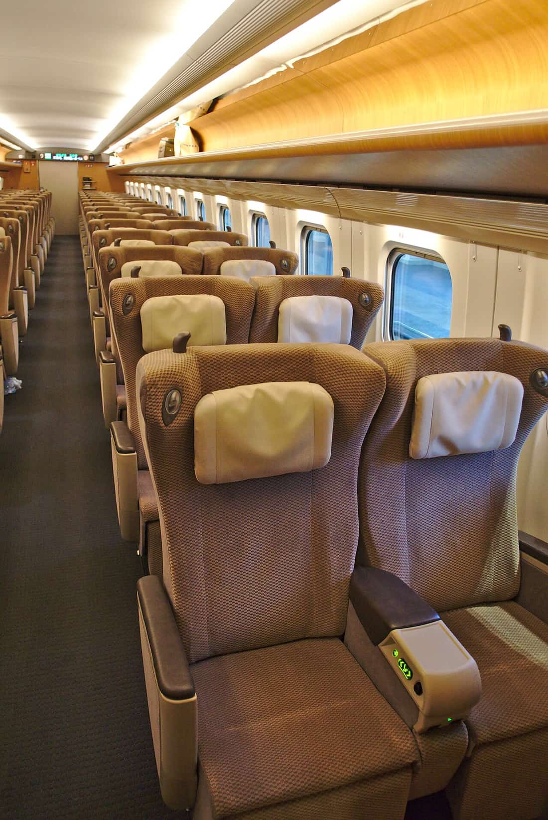 新幹線 Green Car(綠色車廂)寬敞的 2+2 座位內裝,座距大、走道安靜,是長途移動的升級選擇