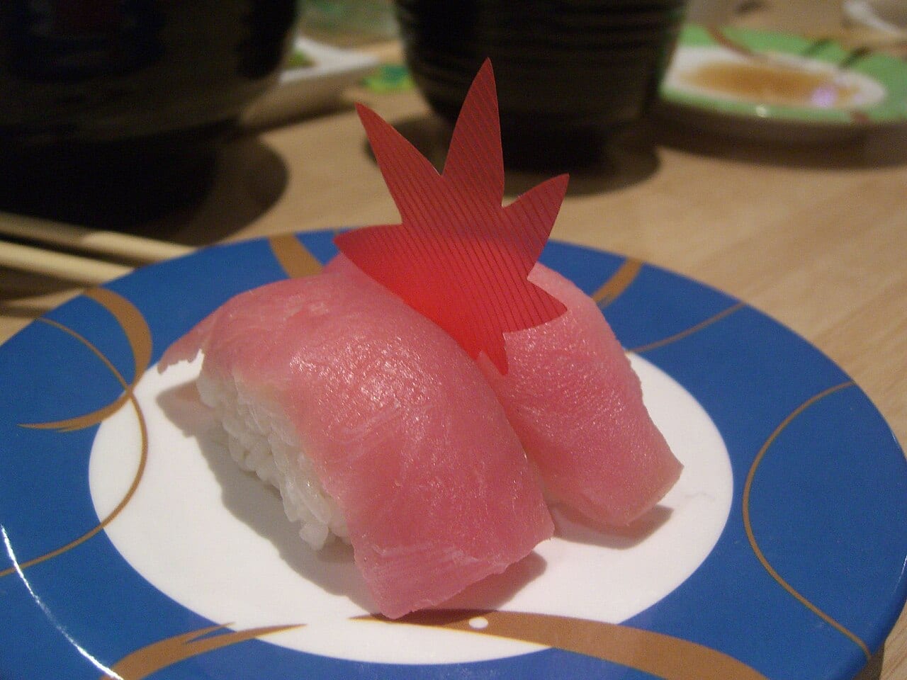 壽司師傅捏製的鮪魚握壽司特寫,板前 omakase 是日本頂級餐飲的代表