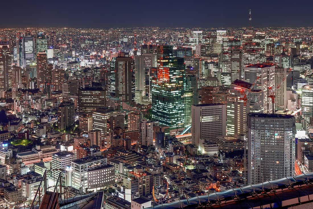 從東京六本木高樓俯瞰的城市天際線,五星城市飯店常坐落於這類塔樓高層、坐擁開闊景觀