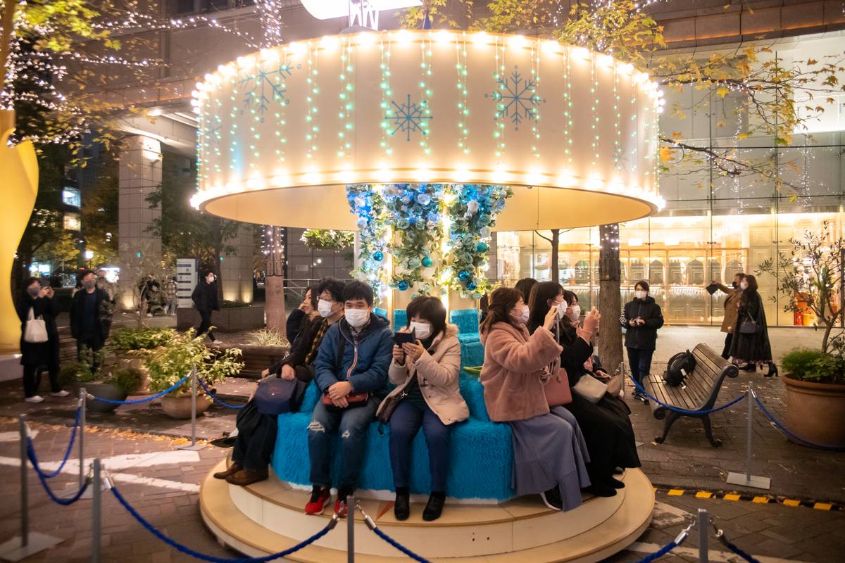 Marunouchi Naka-dori's roughly 250 street trees lit in champagne gold on a winter night