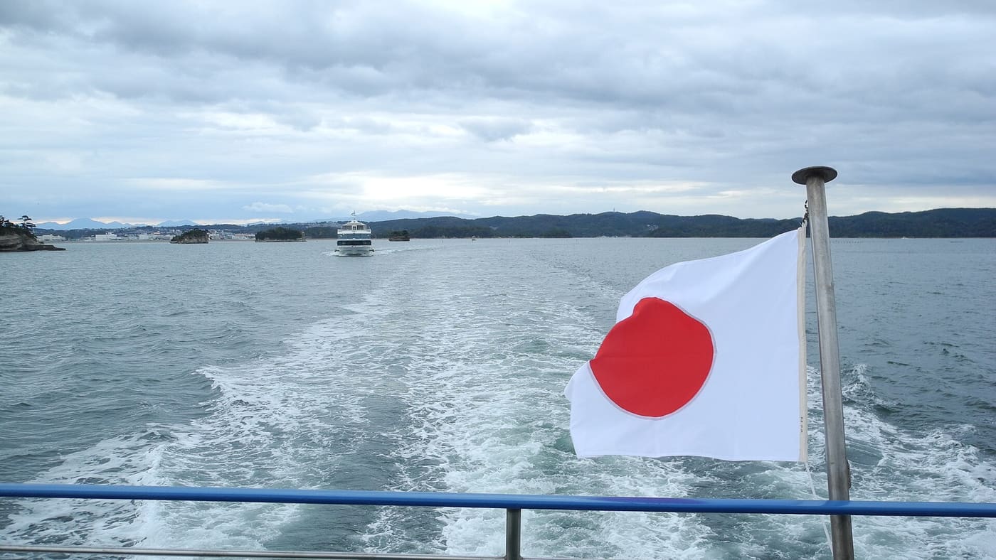 松島遊覽船船尾甲板視角,航跡後方另一艘觀光船正駛入灣內
