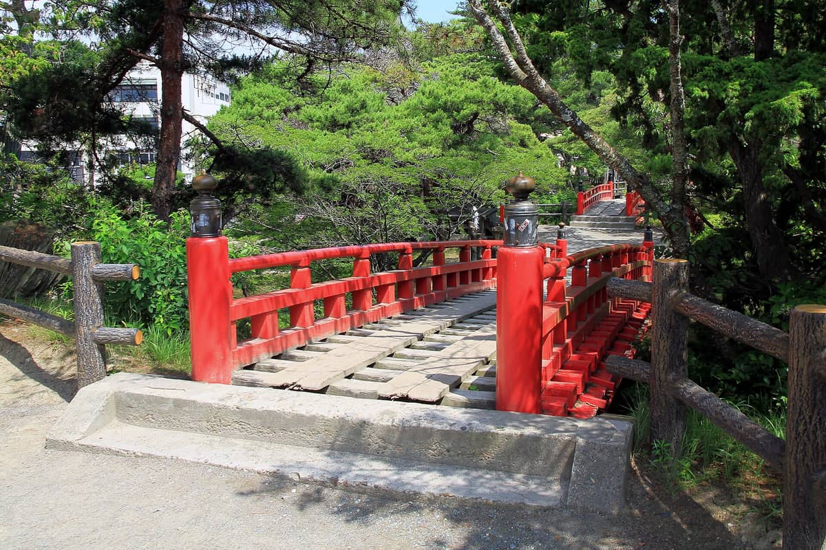 通往五大堂的朱紅色透かし橋,格狀橋面板條間可見下方海面