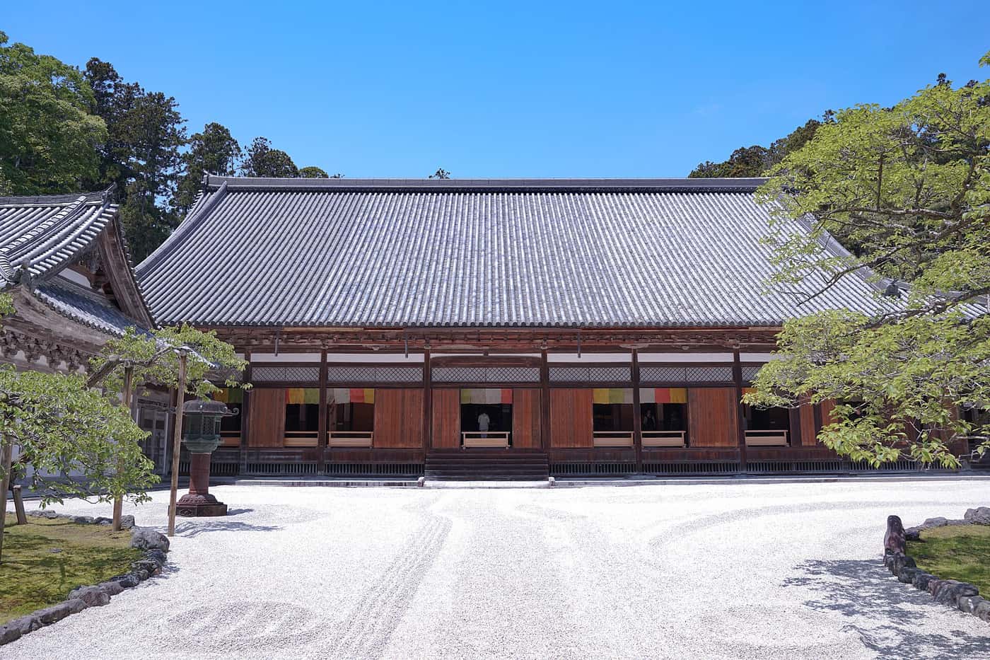 瑞巖寺國寶本堂正面,堂前是整片白砂庭園與石燈籠