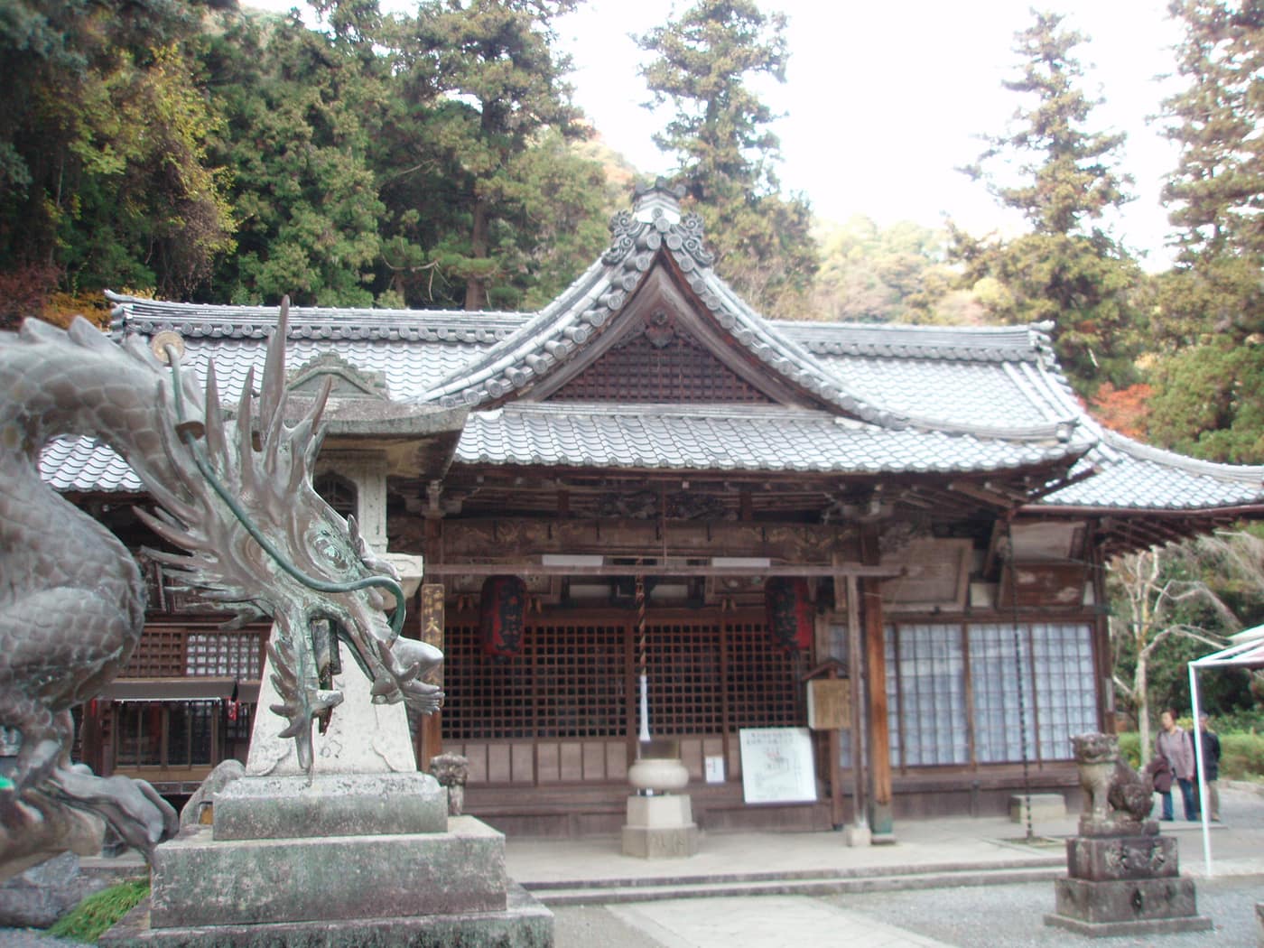 瀧安寺本堂與前方龍形銅像，位於箕面滝道山麓