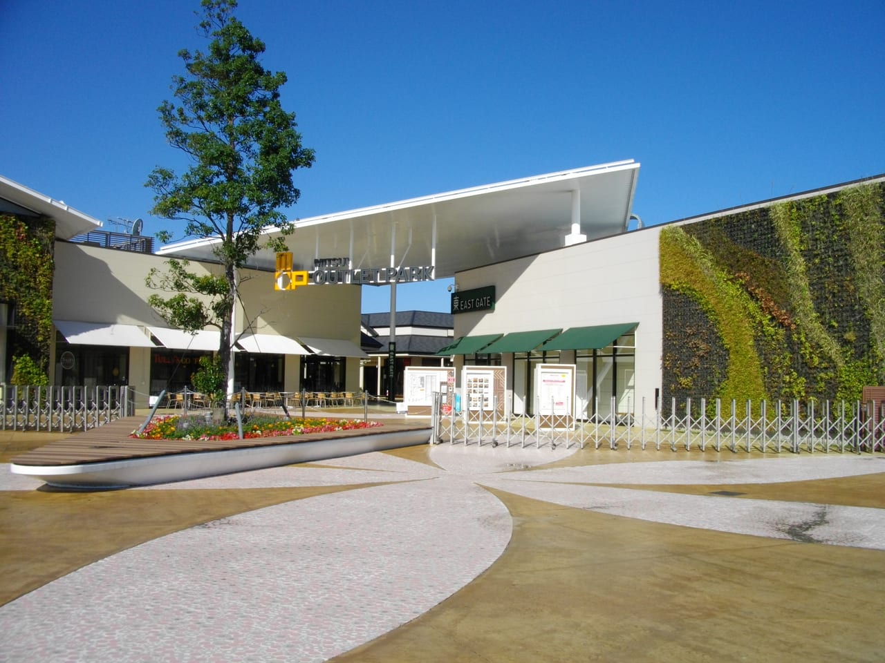 The open-air Mitsui Outlet Park Kisarazu mall under a blue sky