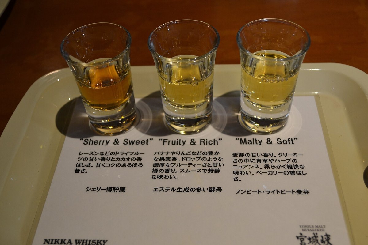 米色托盤上三個小玻璃杯,酒色從琥珀到淡金;杯下的紙分別印著「Sherry & Sweet」「Fruity & Rich」「Malty & Soft」與日文風味說明,下方寫著シェリー樽貯蔵、エステル生成の多い酵母、ノンピート・ライトピート麦芽,右下角印著 SINGLE MALT 宮城峡