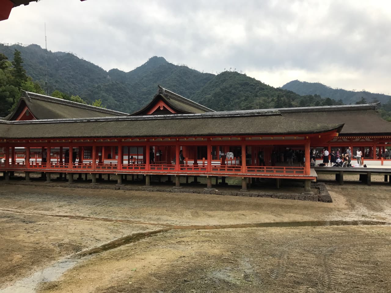 嚴島神社朱紅色的海上迴廊