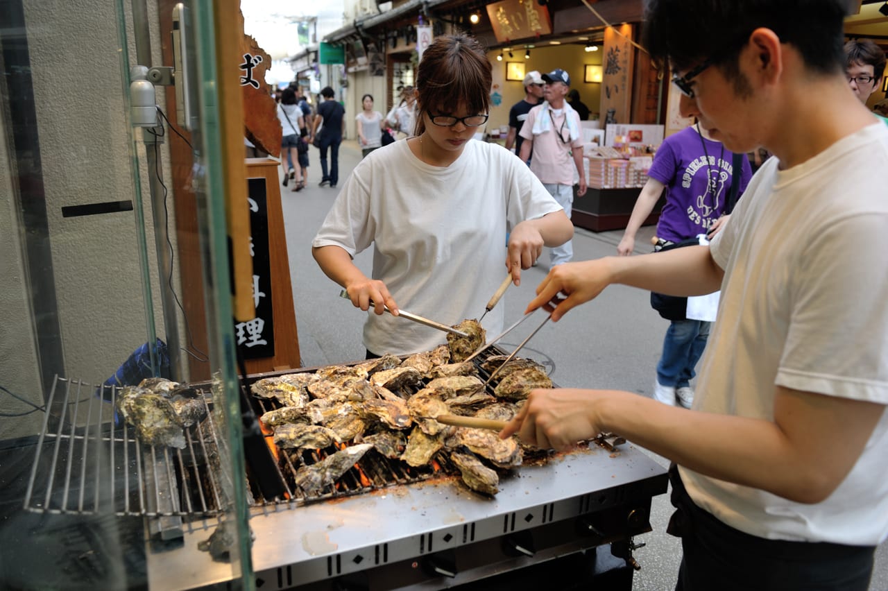 宮島町家通上現烤的廣島牡蠣