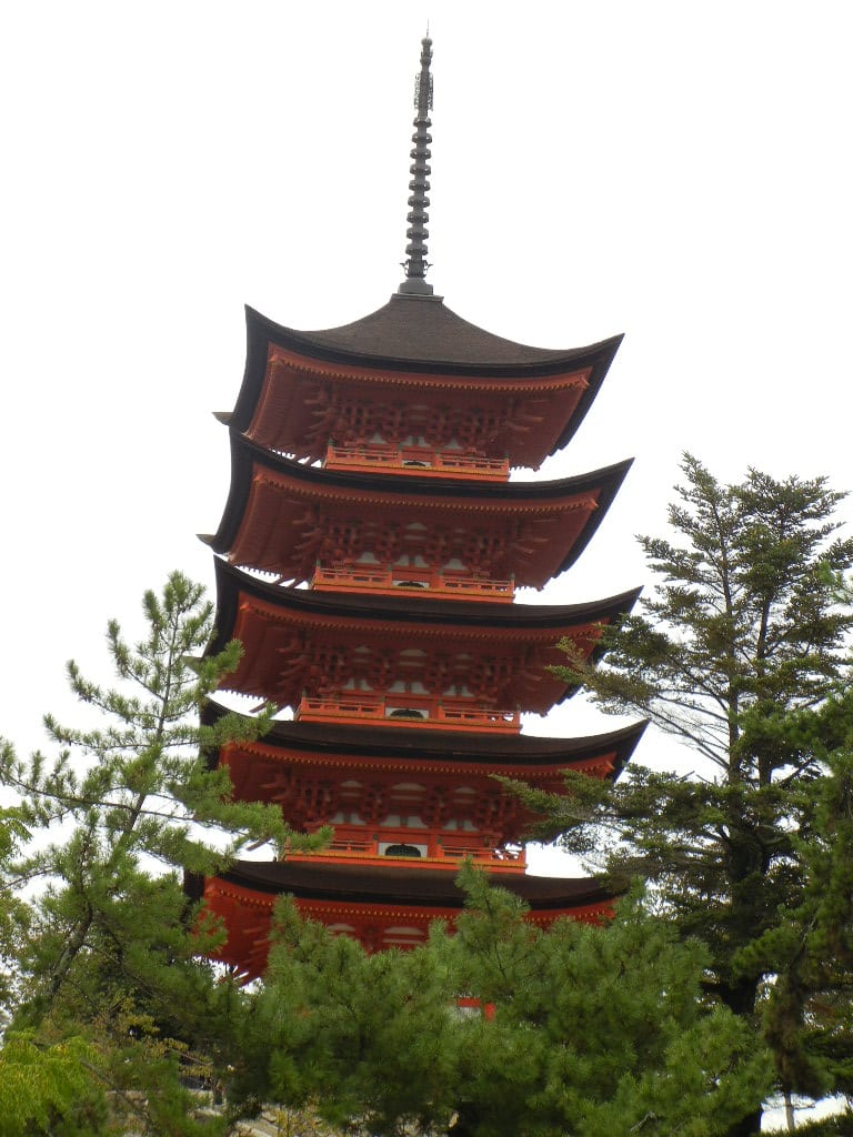 宮島五重塔,朱紅色塔身立在小丘上
