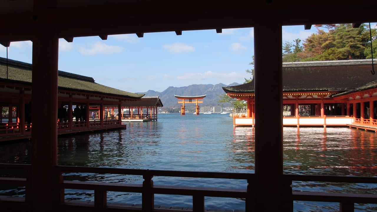 宮島嚴島神社的海上大鳥居,滿潮時倒映在海面