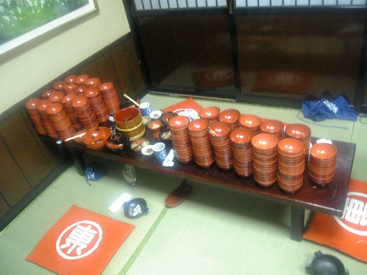盛岡わんこそば:一口大小的蕎麥裝在一疊小碗裡