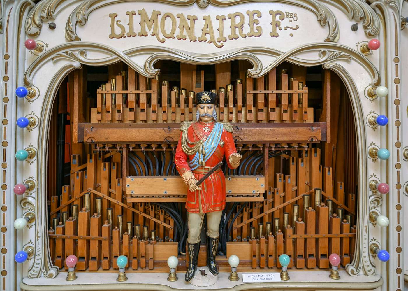 Limonaire Frères 古董自動演奏管風琴特寫，中央指揮人偶與木管音管細節清晰可見