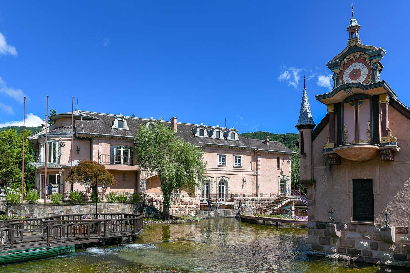 音樂盒之森美術館粉色歐風本館建物群與前景運河水道，右側是鐘塔小樓