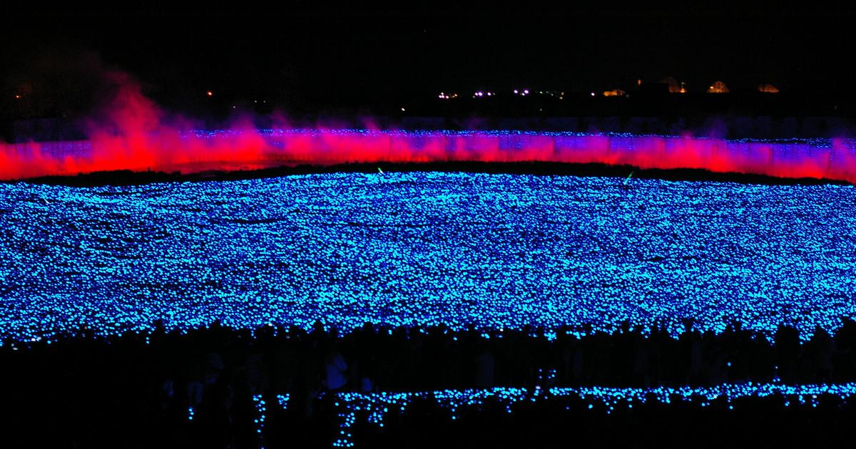 The roughly 200-metre light tunnel at Nabana no Sato's winter illumination