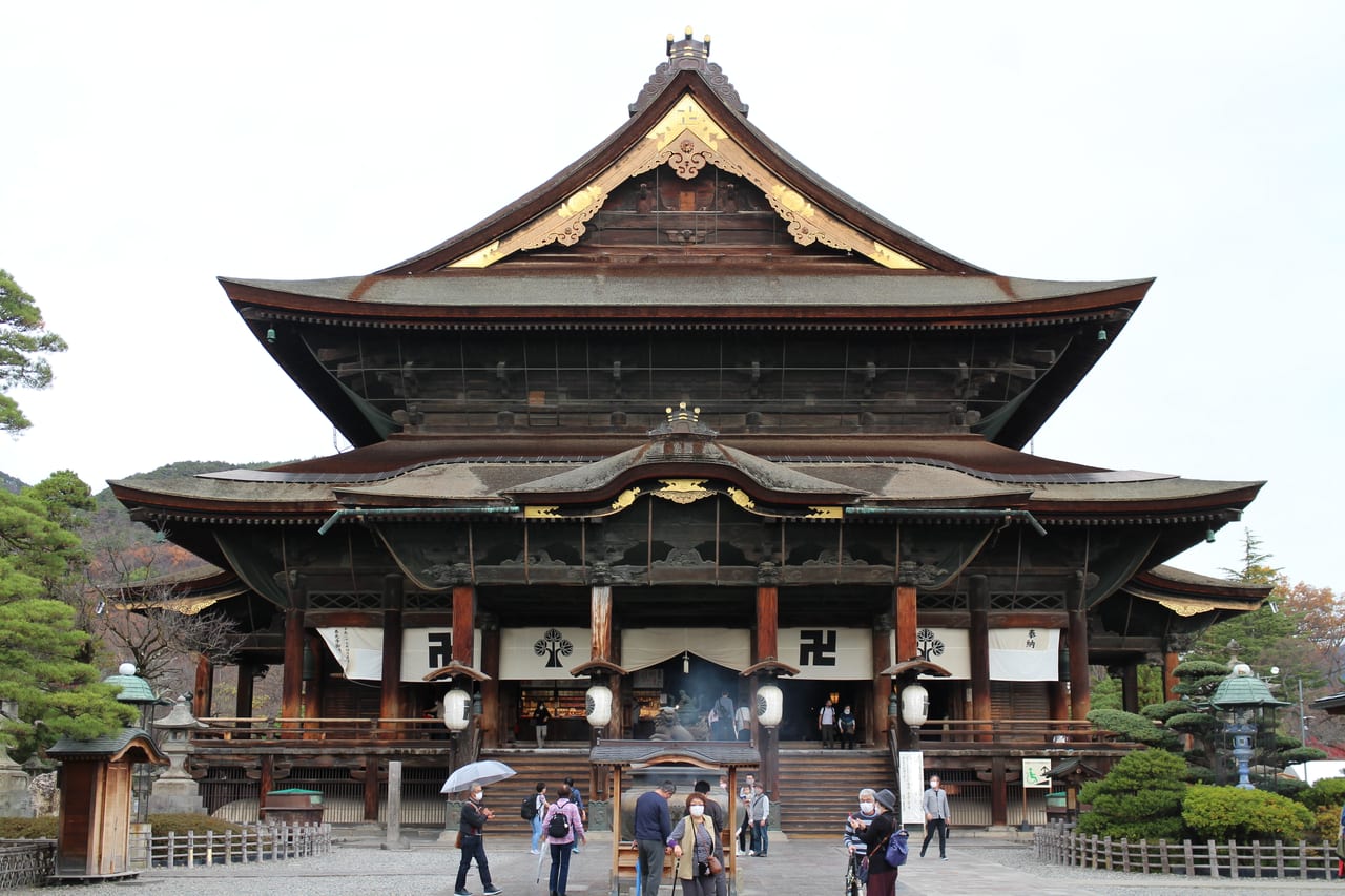The front of the National Treasure main hall at Zenkoji temple in Nagano